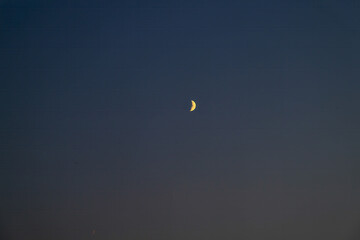 Croissant de lune dans un ciel crépusculaire dégradé © William Vallée