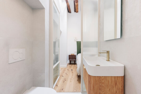 Modern ensuite bathroom layout