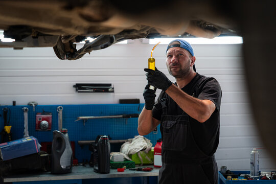 Mechanic Filling Differential Oil