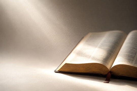 Open Bible in Sunlight &ndash; Christian Faith, Prayer and Bible Study