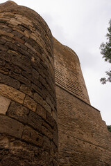 Obraz premium Majestic ancient tower stands against a cloudy sky in a historic city