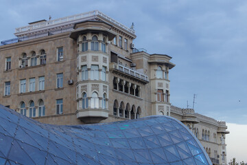 Fototapeta premium Stunning architectural blend of modern design and historical elegance in the heart of the city