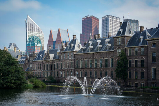 Der Binnenhof in Den Haag mit Springbrunnen