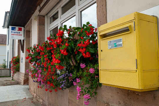 Agence France Services, organisme d'&eacute;tat qui regroupe en un m&ecirc;me lieu, plusieurs services publics pour effectuer des d&eacute;marches administratives. Jardini&egrave;res de g&eacute;raniums
