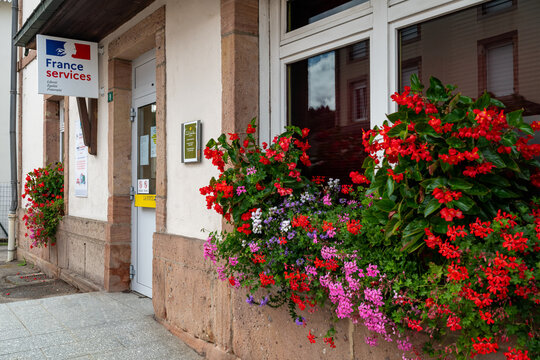 Agence France Services, organisme d'&eacute;tat qui regroupe en un m&ecirc;me lieu, plusieurs services publics pour effectuer des d&eacute;marches administratives. Jardini&egrave;res de g&eacute;raniums