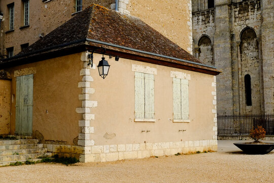 Small stone outbuilding beside a cathedral