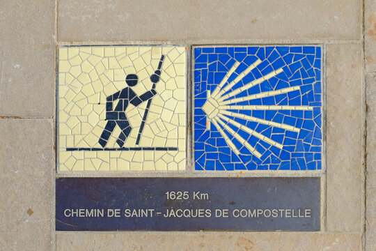 Pilgrim waymarker along the Chemin de Saint-Jacques