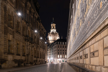 Nächtlicher Blick entlang des Fürstenzugs zum Hausmannsturm in Dresden © Christoph