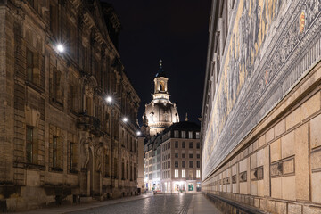 Fürstenzug und Hausmannsturm in der Dresdner Altstadt bei Nacht © Christoph