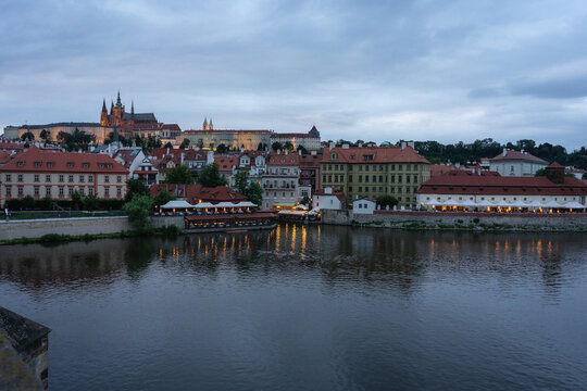 Prager Burg und historische H&auml;user am Ufer der Moldau