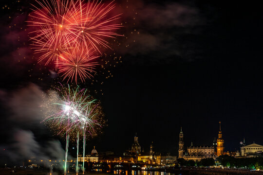 Rotes Feuerwerk &uuml;ber der Dresdner Altstadt und der Elbe