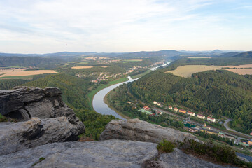Weite Aussicht vom Lilienstein über die Elbe und bewaldete Hügel © Christoph