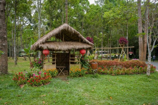 Traditionelle strohgedeckte H&uuml;tte im Wald bei den Củ-Chi-Tunneln