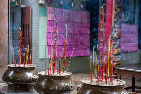 R&auml;ucherst&auml;bchen in bronzenen Gef&auml;&szlig;en in einem Tempel in Vietnam