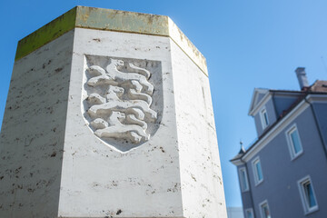Aufsicht Detail Stauferstele mit Wappen drei schreitende Löwen in Reutlingen beim Kesselturm vor blauem Himmel © lebaer