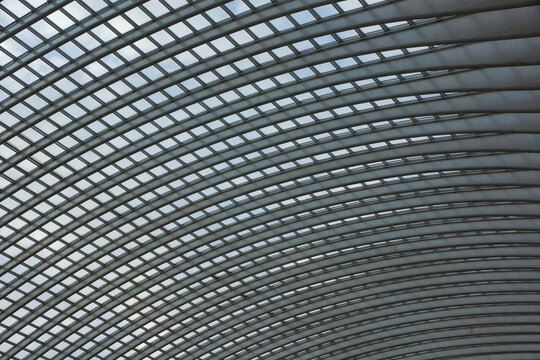 Structure m&eacute;tallique et verri&egrave;re formant un motif g&eacute;om&eacute;trique abstrait