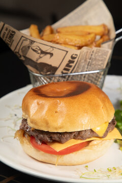 Plats de brasserie avec un hamburger et des frites dans un restaurant fran&ccedil;ais