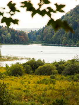 Vue panoramique sur le lac du Grand Maclu &agrave; La Chaux-du-Dombief dans le Jura, entour&eacute; de for&ecirc;ts et de falaises