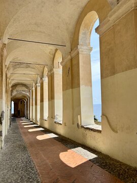 archway in the old town 