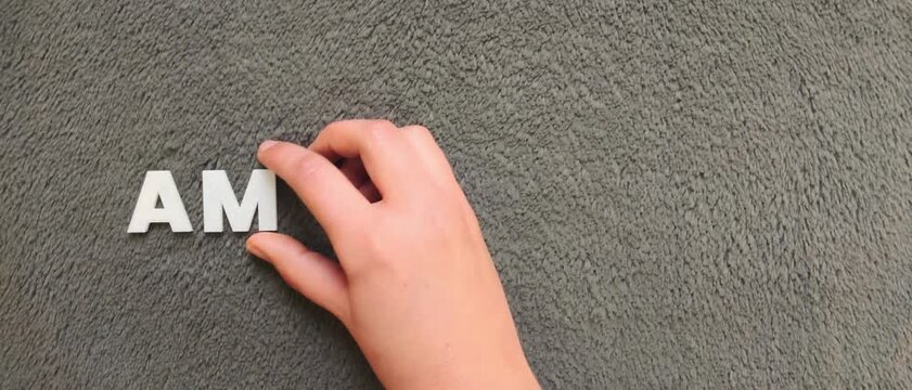 persona escribiendo la palabra amiloidosis en un fondo texturizado y oscuro con letras blancas y pre hechas (version lenta)
