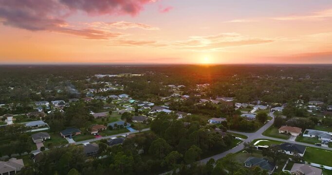 Residential sprawl with scattered homes and streets in sunny Florida at sunset, illustrating land development, infrastructure expansion and suburban lifestyle in the USA.