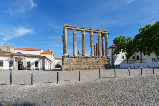 The historical Roman Temple of &Eacute;vora (Templo Romano de &Eacute;vora) in the middle of town is an ancient roman ruin in Evora, Portugal left over from the religious time of the Inquisition