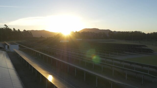 P&ocirc;r do sol dourado na estrada durante viagem de carro ao entardecer com raios de luz solar e silhueta do horizonte.
