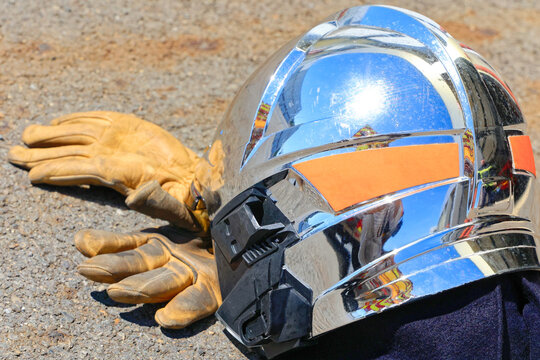 casque et gants de sapeurs-pompiers