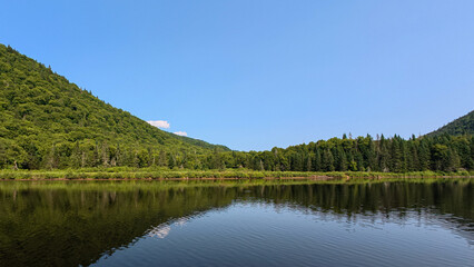Obraz premium Scenic view of Lake Jacques Cartier in Quebec Canada