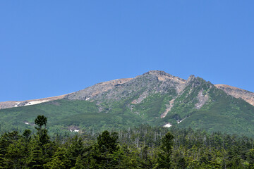 Fototapeta premium 日本百名山の御嶽山、気持ちいい夏の登山
