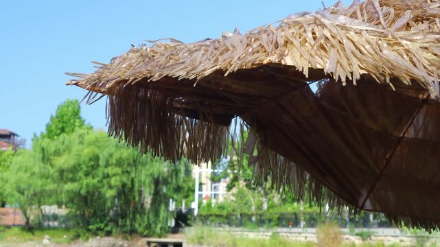 It is a thatched house with a roof made of straw.짚으로 만든 지붕을 얹은 초가집입니다.