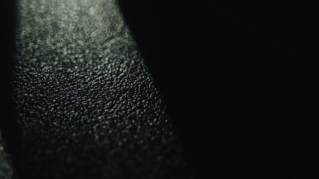 暗い背景に差し込むシャープな光の筋と影、モダンでミニマルなグラフィック素材