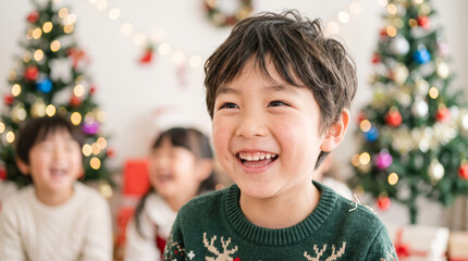 Obraz premium クリスマスパーティーで笑顔を見せる男の子と子供たち