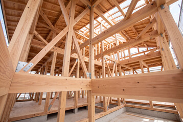 Obraz premium 建築中の木造住宅の柱と梁が組まれた構造躯体