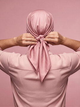 Mulher com len&ccedil;o campanha outubro rosa