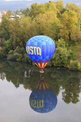 Hot air balloon floating © Lance