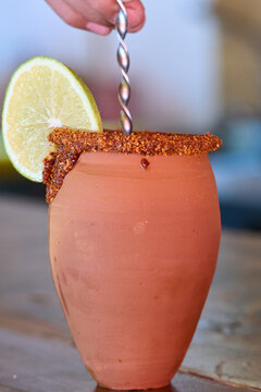 Margarita refrescante en jarra de cer&aacute;mica, rodaja de lima y borde de chile