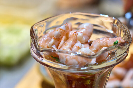Copa lista para preparar un c&oacute;ctel de camarones frescos, en su salsa con ingredientes frescos