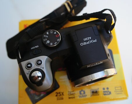 Kodak PIXPRO AZ251 bridge camera on box