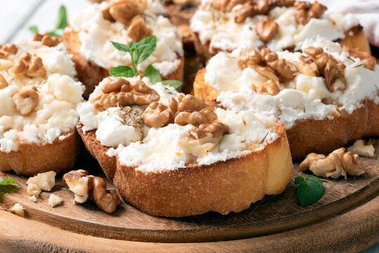 Bruschette con ricotta, miele e noci, spuntino Italiano 