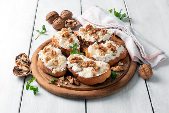 Bruschette con ricotta, miele e noci, spuntino Italiano 