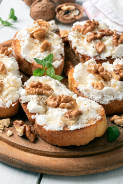Bruschette con ricotta, miele e noci, spuntino Italiano 