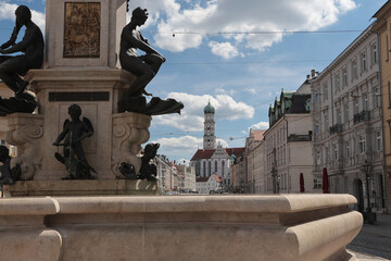 Fototapeta premium Augsburg, Stadtbummel in Augsburgs Prachtstrasse, Maximilian Strasse, mit Blick auf den Herkules Brunnen in der romantischen Schwabenstadt am Lech. Schwaben, Bayern, Deutschland.