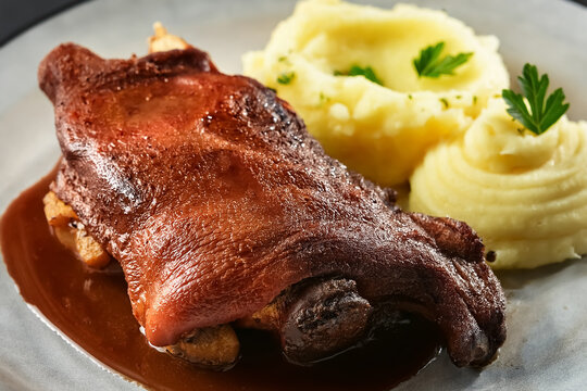 Scharf gebratender Gefl&uuml;gelbraten mit Kartoffelbrei  auf einem Teller