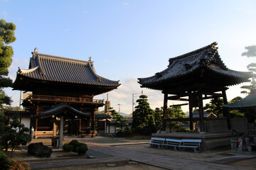 Obraz premium Grand Niomon Gate and Temple Belfry Tower at Sairinji (Temple 48) on Shikoku Henro Pilgrimage, Ehime 2026
