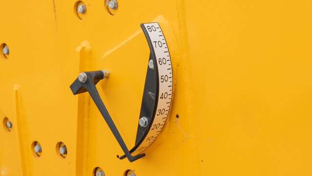 Crane boom angle indicator scale yellow construction machinery pendulum inclinometer angle gauge heavy equipment safety measurement tool degree scale boom angle meter construction crane