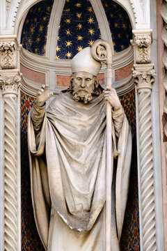 Saint Zenobius Statue on the Facade of Florence Cathedral, Cattedrale di Santa Maria del Fiore, Tuscany, Italy