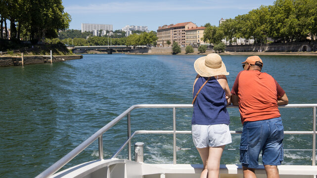 couple de touriste sur un bateau sur la Sa&ocirc;ne &agrave; Lyon, transport en commun par navette fluviale assur&eacute; sur la Sa&ocirc;ne au sein de la M&eacute;tropole de Lyon