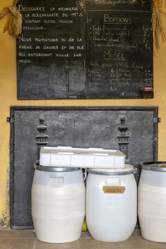 Tableau noir d information d un moulin a eau artisanal avec futs de farine bio