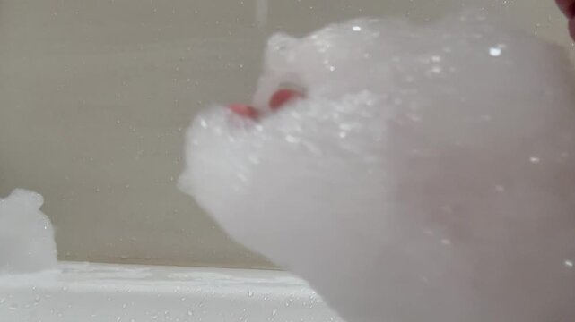 泡風呂を楽しむ様子